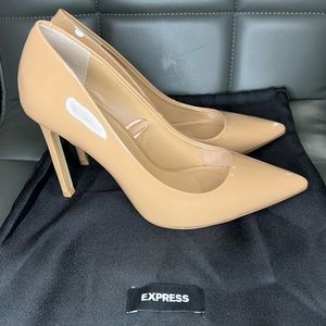 Women’s classic pointed toe nude pumps